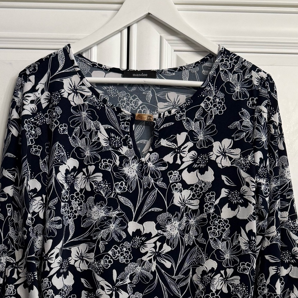 Mandee Size XL Navy w/White Floral Textured Print Blouse Notched V-Neck Keyhole - Picture 4 of 12